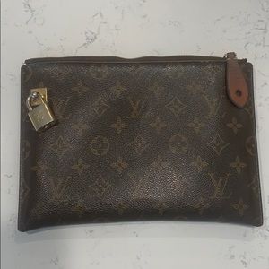 Louis Vuitton pouchette